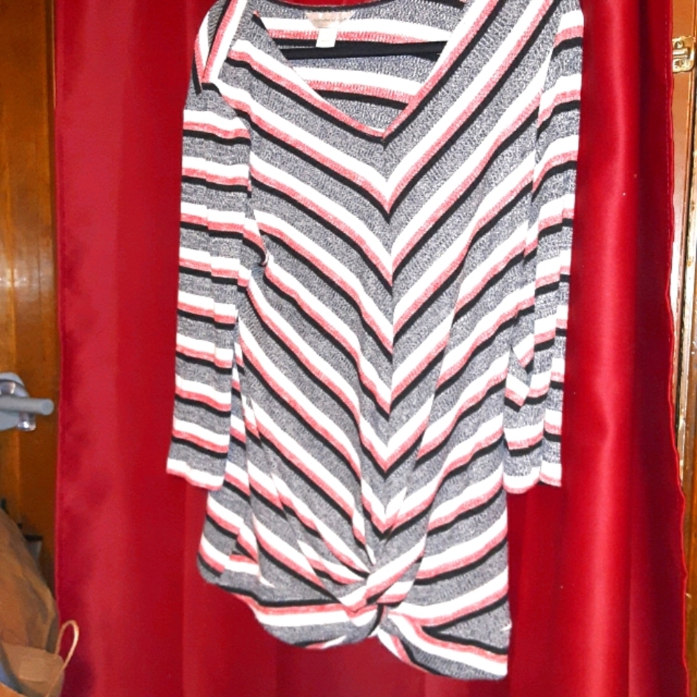 Georgeous black,white,pink,grey v neck sweatr